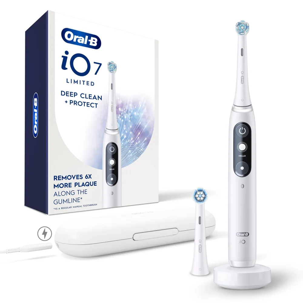 Oral-B iO Deep Clean + Protect - Cepillo de dientes eléctrico recargable, color blanco, incluye un cepillo de dientes iO Series 7, 2 cabezales de repuesto y un estuche de viaje